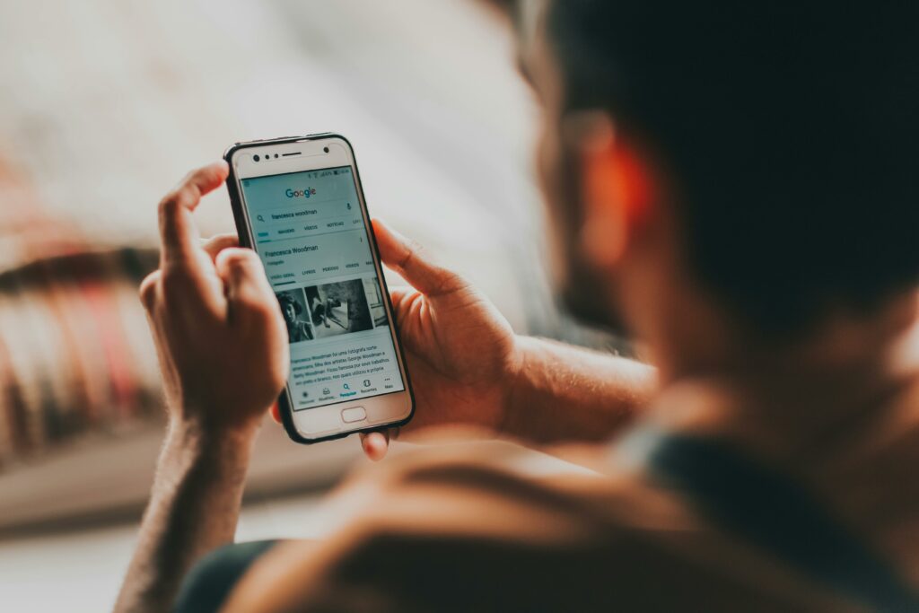 Navigation fluide sur un site web via un smartphone pour une meilleure expérience utilisateur.
Image de Matheus Bertelli libre de droit https://www.pexels.com/